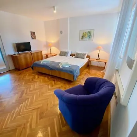 Big First Floor Near Arena And Centre Lägenhet